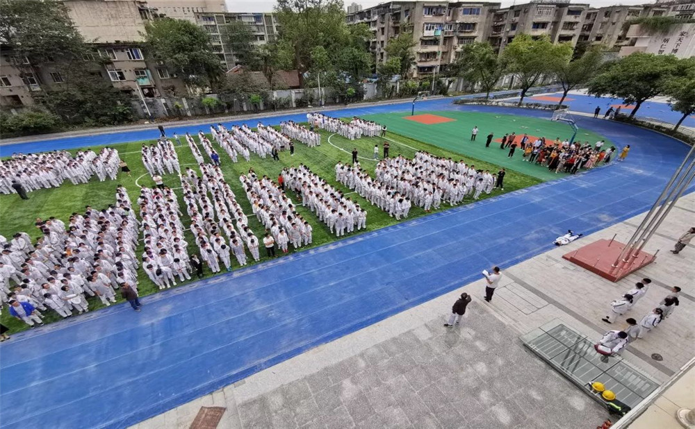 成都市田家炳中學(xué)一年學(xué)費(fèi)是多少？